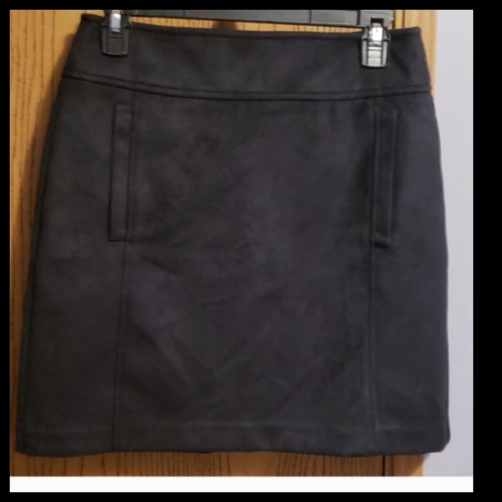 LOFT Faux Suede Mini Skirt in Black Pockets Back Zipper Size 10● - Picture 3 of 9